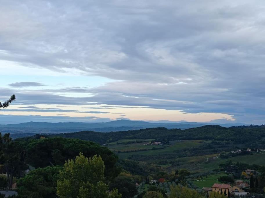 Splendido Ampio Appartamento A Montepulciano Luaran gambar